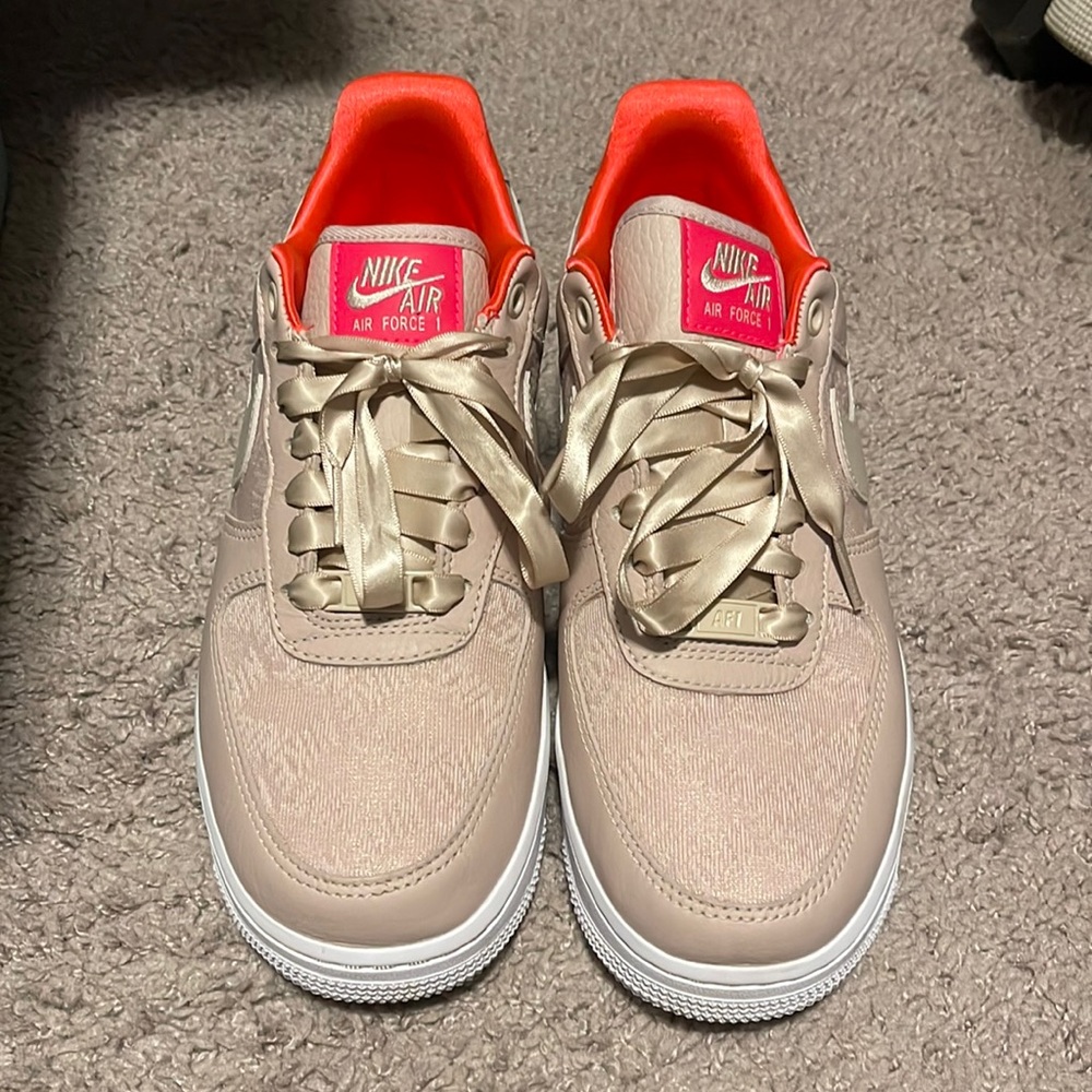 Women’s Nike Air Force 1 ‘07. Fossil stone